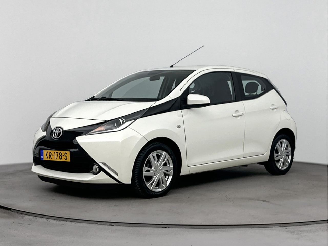 Toyota Aygo - 1.0 VVT-i x-pure | Licht metalen velgen | Achteruitrijcamera | bluetooth | - AutoWereld.nl
