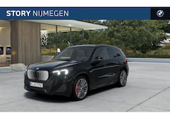 BMW iX1 - eDrive20 High Executive M Sport / Panoramadak / Trekhaak / Sportstoelen / M Adaptief onder
