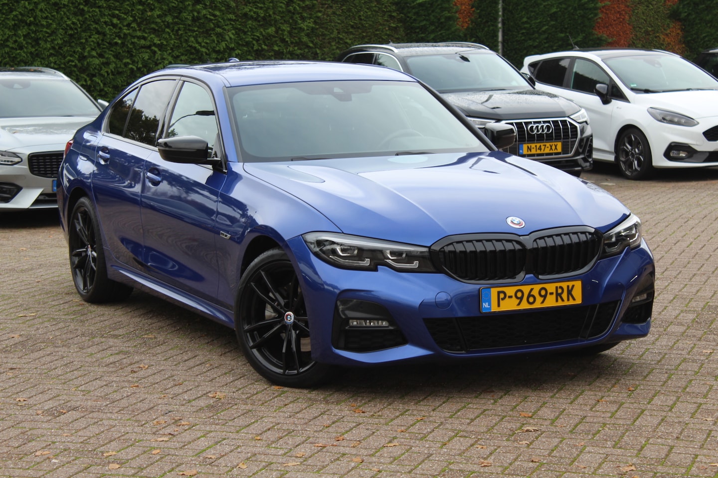 BMW 3-serie - 320e Business Ed. M Sport / Camera / Leder / Harman Kardon / 19'' / CarPlay / DAB / Cruise - AutoWereld.nl