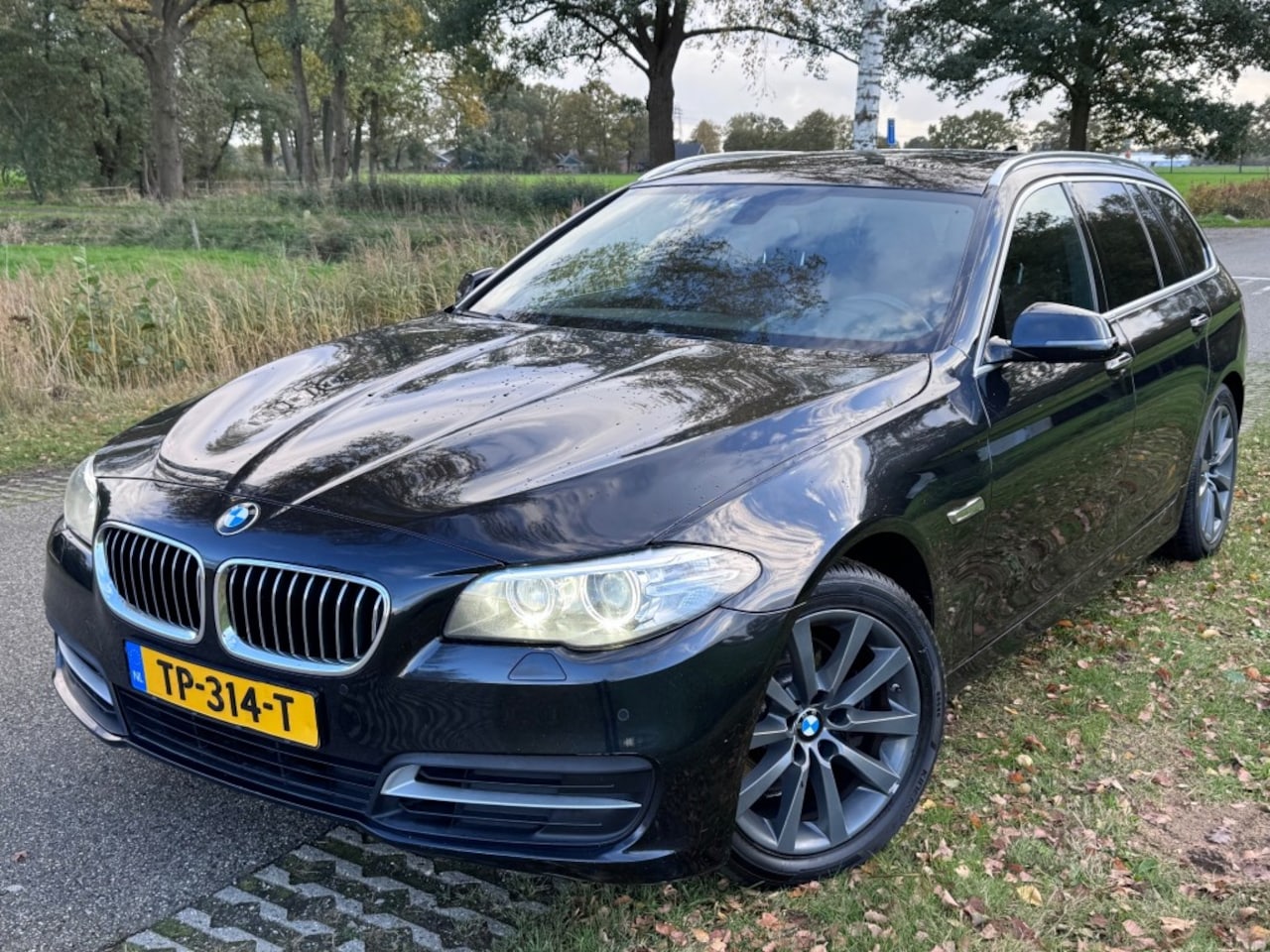 BMW 5-serie Touring - 520D TOURING HIGH EXECUTIVE / PANO / LEDER / TREKHAAK - AutoWereld.nl