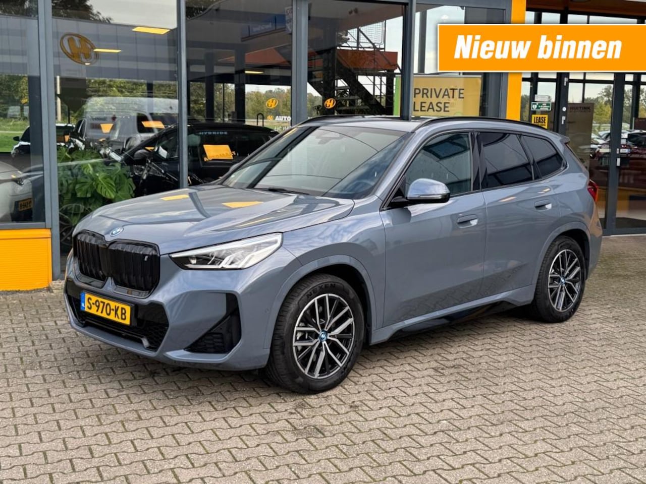 BMW iX1 - xDrive 30 M Sport - Panoramadak - trekhaak - leer - camera - AutoWereld.nl