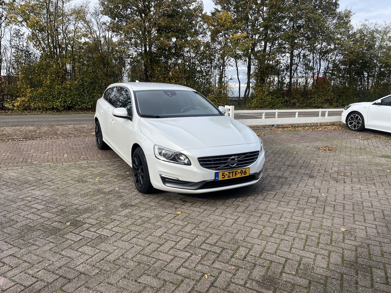 Volvo V60 - 1.6 T3 Momentum TREKHAAK AUTOMAAT NAVI - AutoWereld.nl