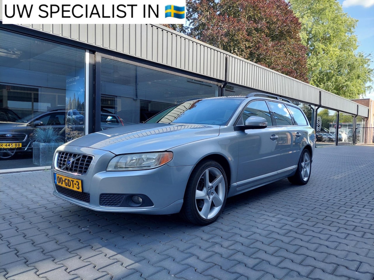 Volvo V70 - 2.5T Momentum Origineel NL Leer PDC Electrische achterklep Regensensor 18 inch Clima Cruis - AutoWereld.nl