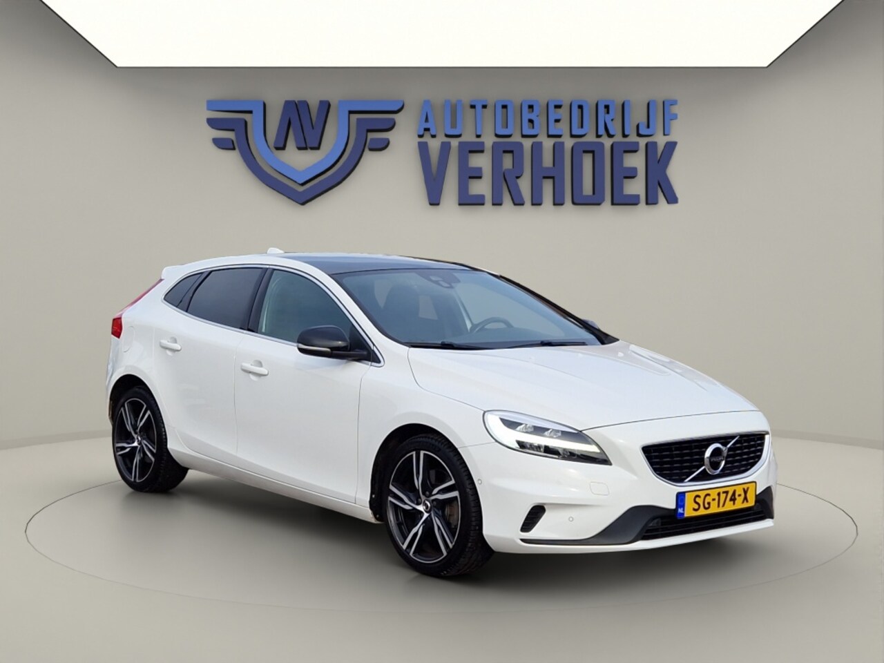 Volvo V40 - 2.0 T4 R-Design 190PK Panodak - Trekhaak - Leer - NL Auto - AutoWereld.nl