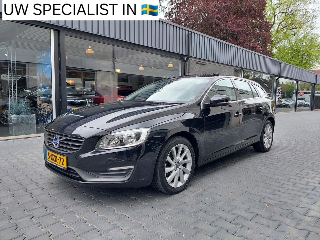 Volvo V60 - 1.6 D2 Momentum Dak Navi Clima Cruise PDC 17 Inch Telefoon Regensensor Origineel NL Electr - AutoWereld.nl