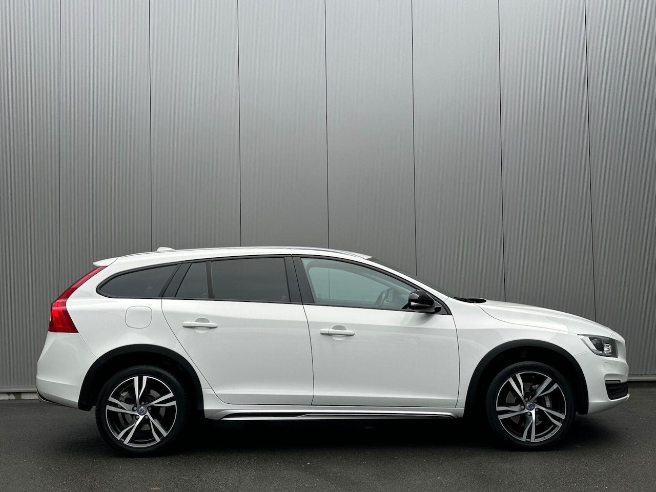 Volvo V60 Cross Country - 2.0 D3 Momentum Trekhaak|Stoelverwarming|Xenon - AutoWereld.nl