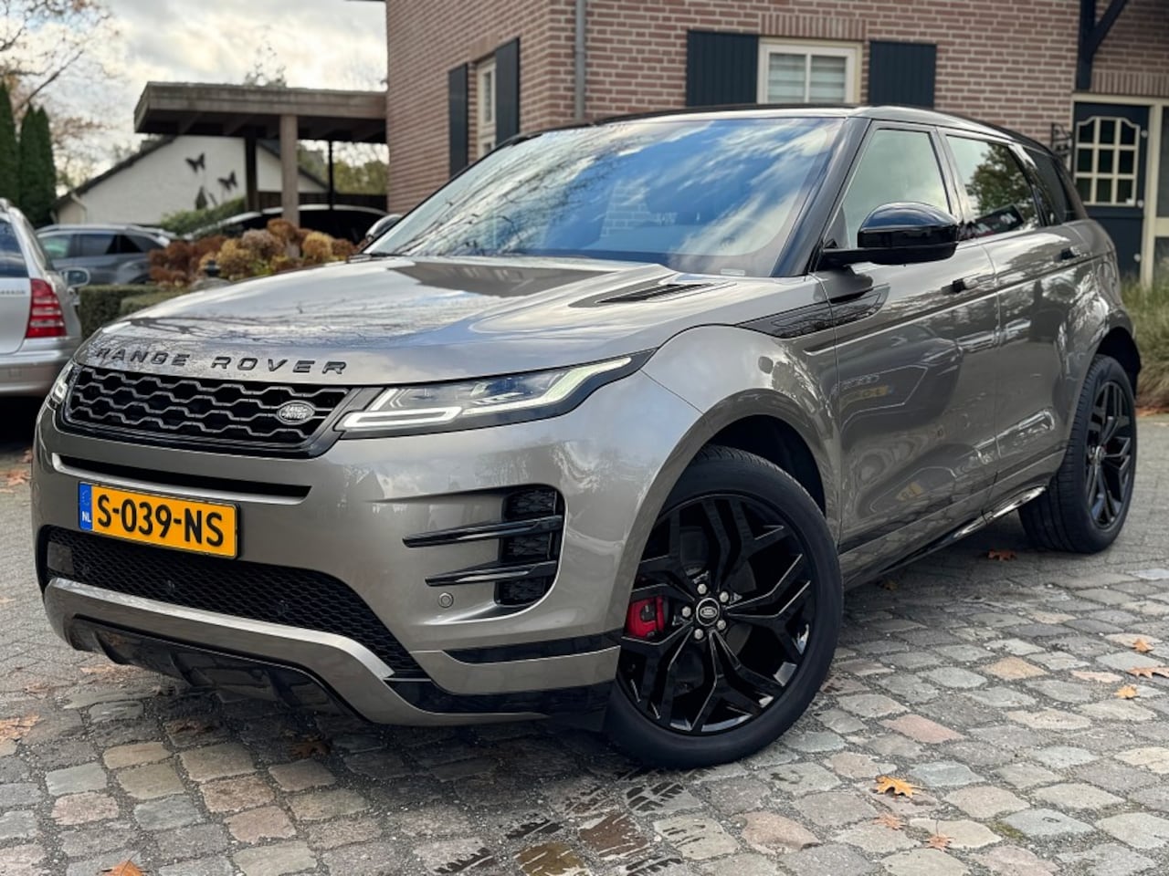 Land Rover Range Rover Evoque - 1.5 P300e AWD Autobiography leer,panodak,camera,meridian,lmv,led - AutoWereld.nl