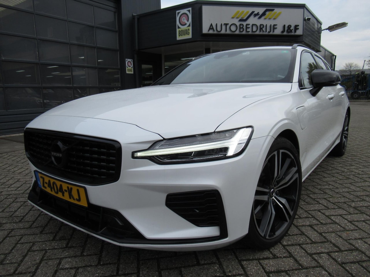Volvo V60 - 2.0 T8 Twin Engine AWD R-Design / AUTOMAAT / NAV / Leder / Camera - AutoWereld.nl
