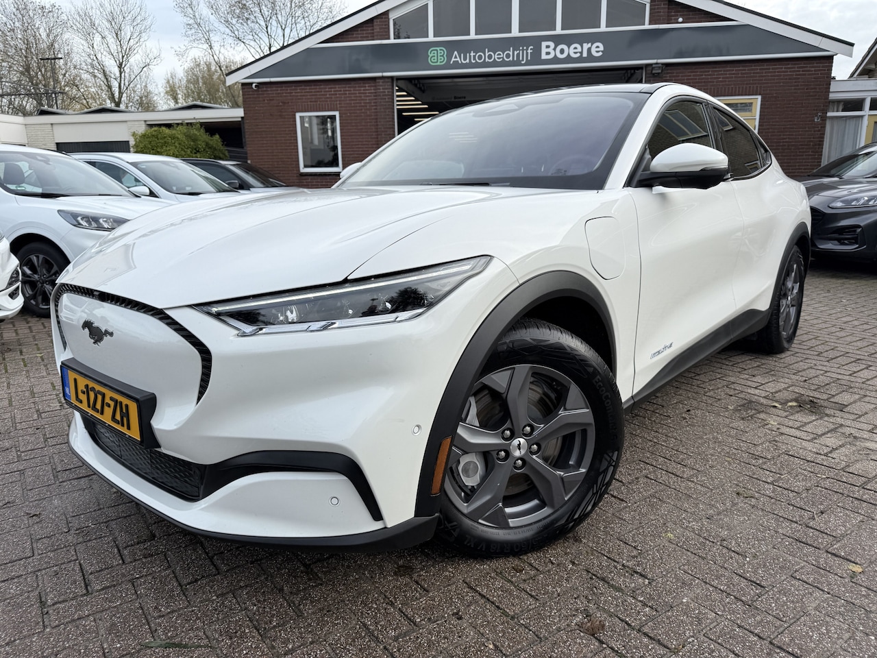 Ford Mustang Mach-E - RWD 75 kWh Panoramadak, Leer,  Trekhaak, 360 camera - AutoWereld.nl