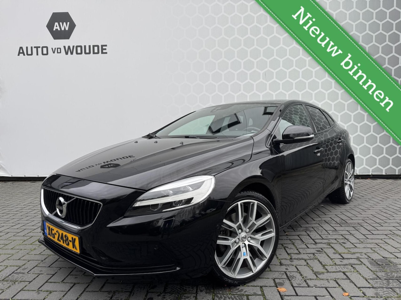 Volvo V40 - 1.5 T3 Polar+ Panoramadak Led Automaat R-design Stoelverwarming Leer Camera - AutoWereld.nl