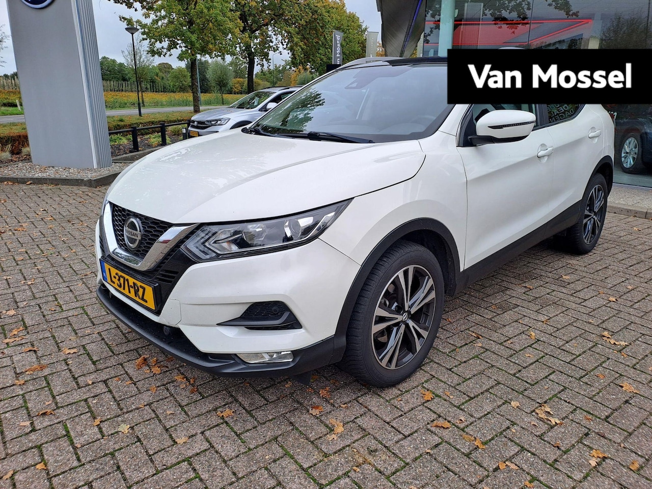 Nissan Qashqai - 1.3 DIG-T N-Connecta | NAVIGATIE | CAMERA | PANORAMADAK | STOELVERWARMING - AutoWereld.nl