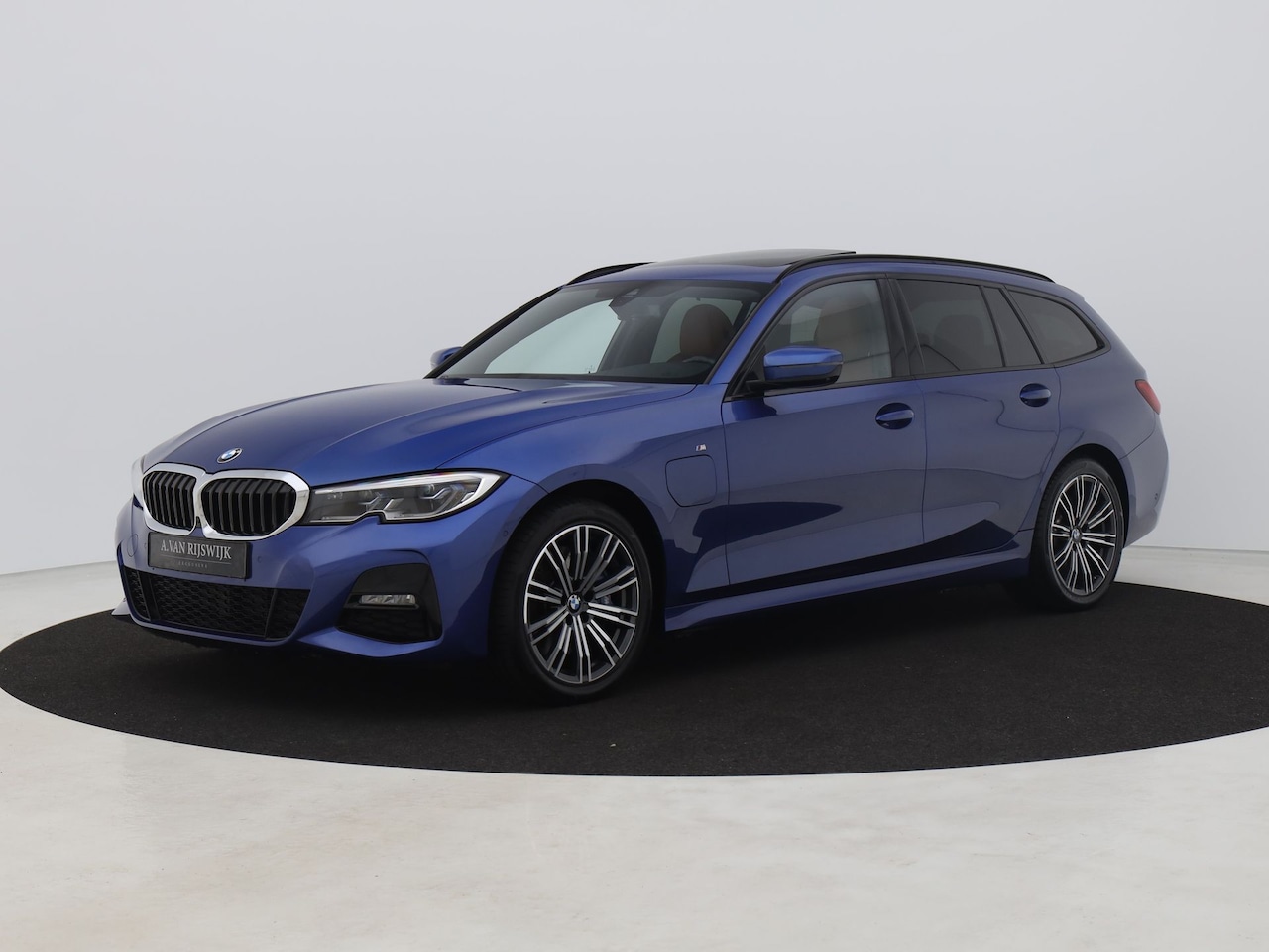 BMW 3-serie Touring - 330e Touring M-Sport | PANO | CAMERA | KEYLESS | STOEL- EN STUURVERW. | TREKHAAK - AutoWereld.nl