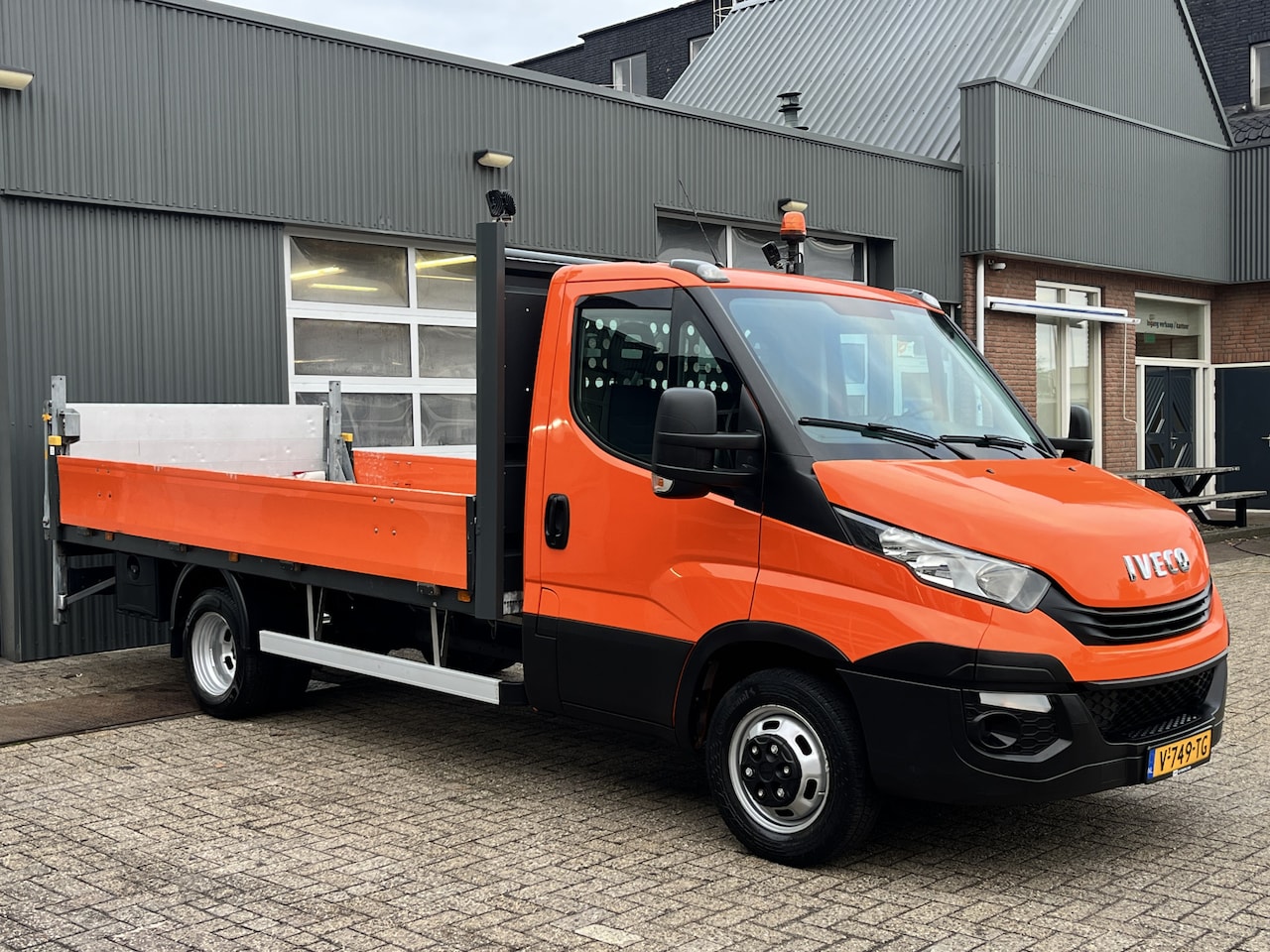 Iveco Daily - 35C14 2.3 375 Laadklep 500kg Trekhaak 3500kg trekgewicht Airco 2-Persoons Open laadbak Pic - AutoWereld.nl