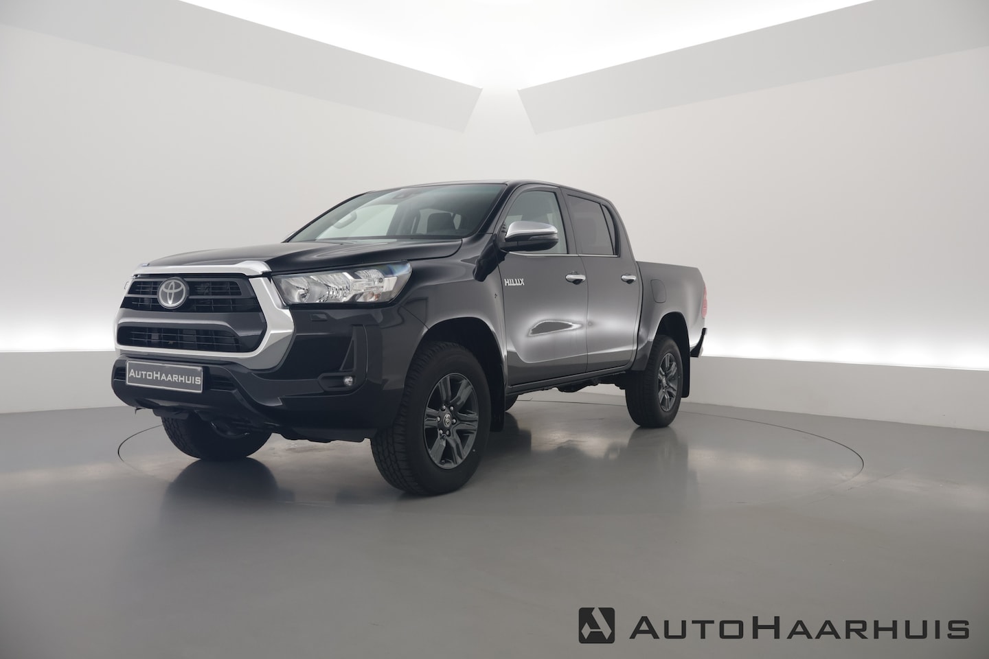 Toyota HiLux - 2.4 D-4D Double Cab Challenger | "VAN" | Automaat | Grijs kent. |  Trekhaak | Camera | Ada - AutoWereld.nl