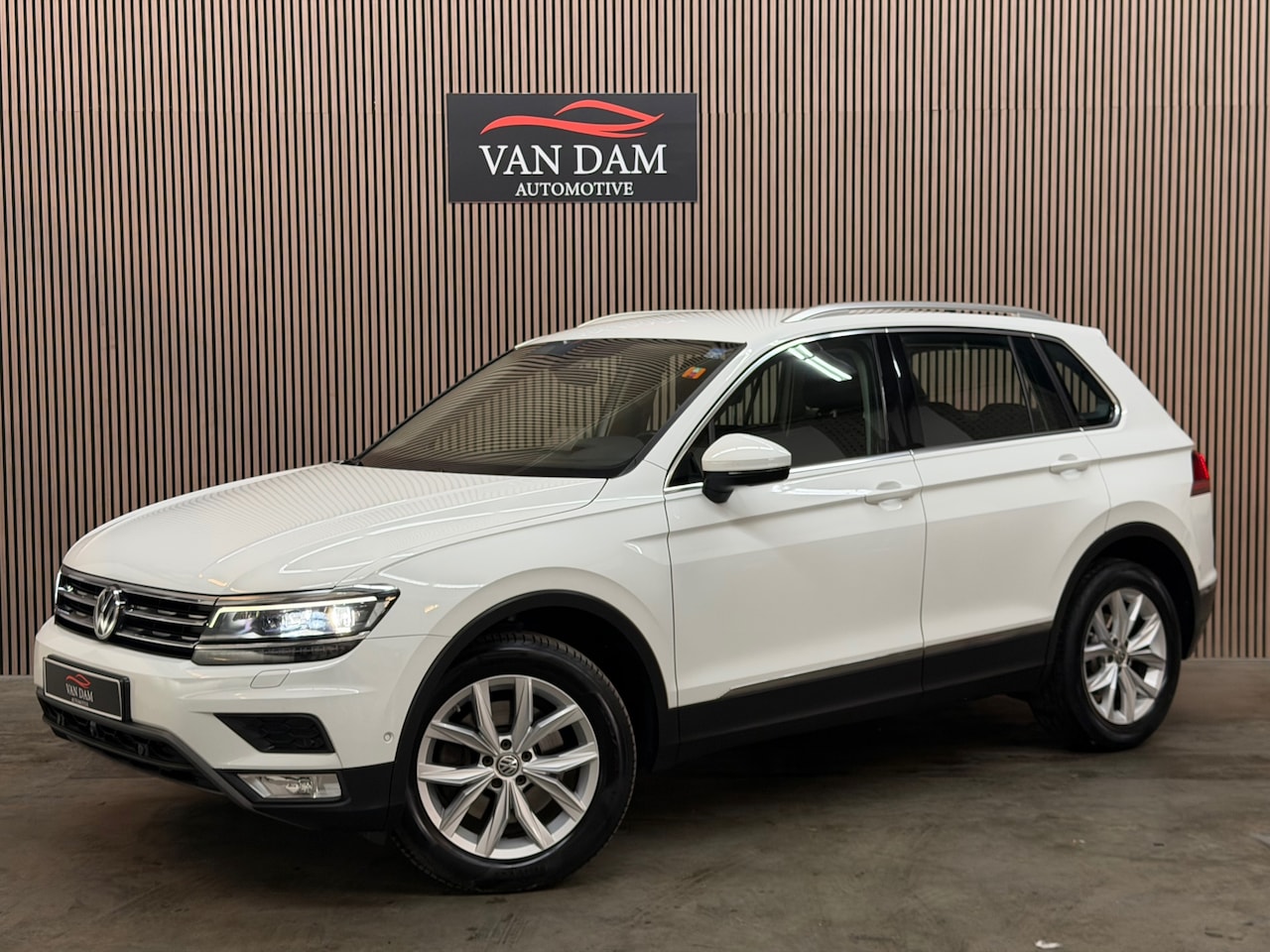 Volkswagen Tiguan - 2.0 TSI 4Motion Highline 2017 DSG 220PK LED TREKHAAK - AutoWereld.nl