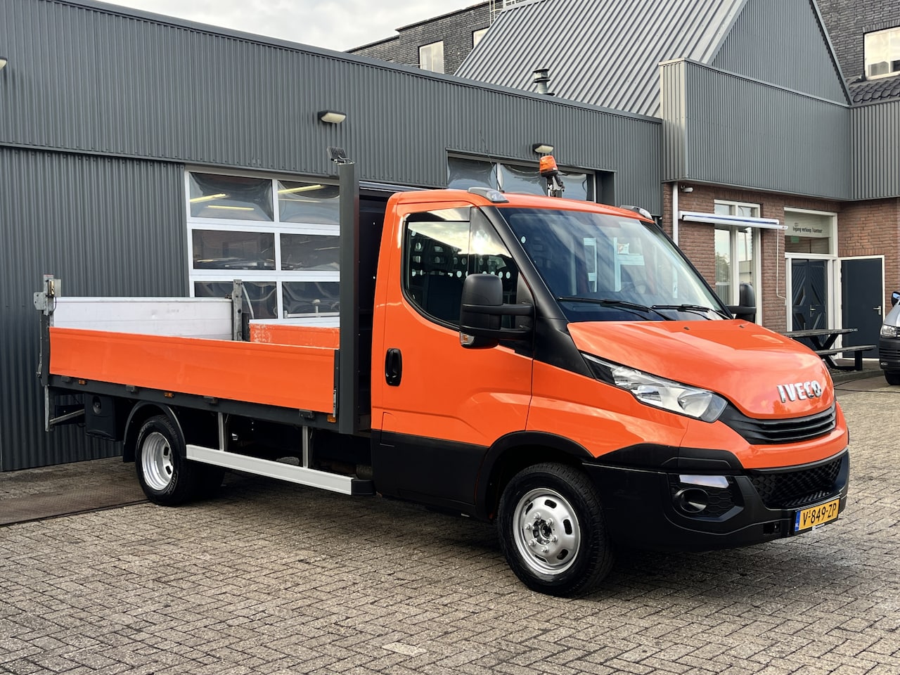 Iveco Daily - 35C14 2.3 375 Laadklep 500kg Trekhaak 3500kg trekgewicht Airco 2-Persoons Open laadbak Pic - AutoWereld.nl