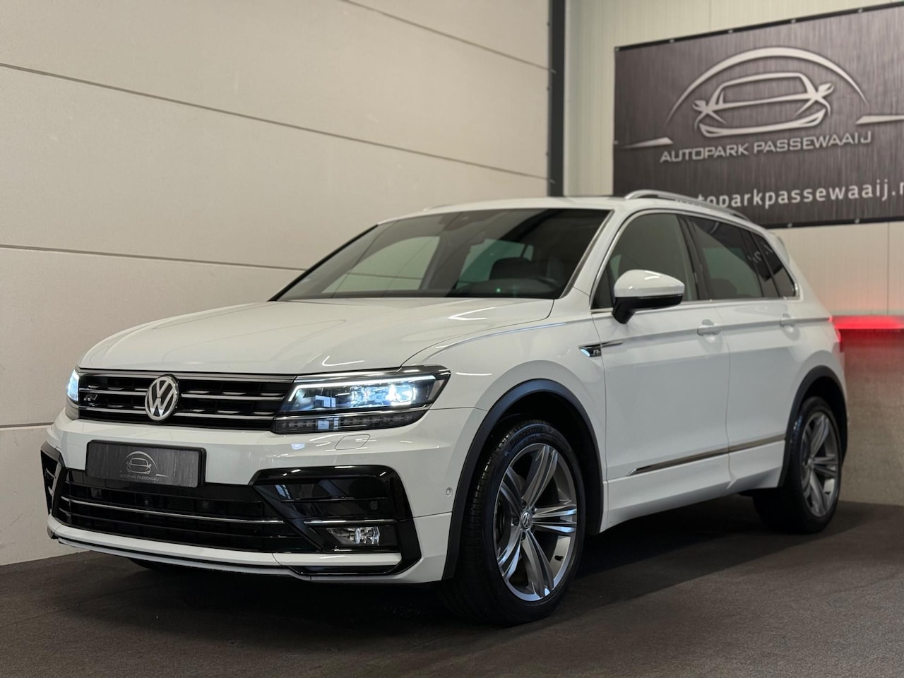 Volkswagen Tiguan - 1.4 TSI 4Motion 3x R-Line Pano, ACC, Apple Carplay, Lederen, Virtual Cockpit, Trekhaak, El - AutoWereld.nl