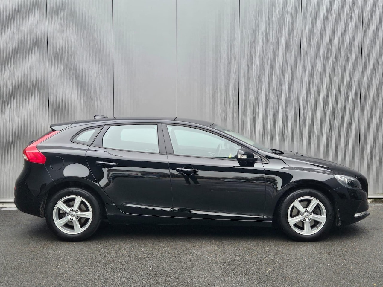 Volvo V40 - 2.0 T2 Momentum | Navigatie | Trekhaak | Climate Control - AutoWereld.nl