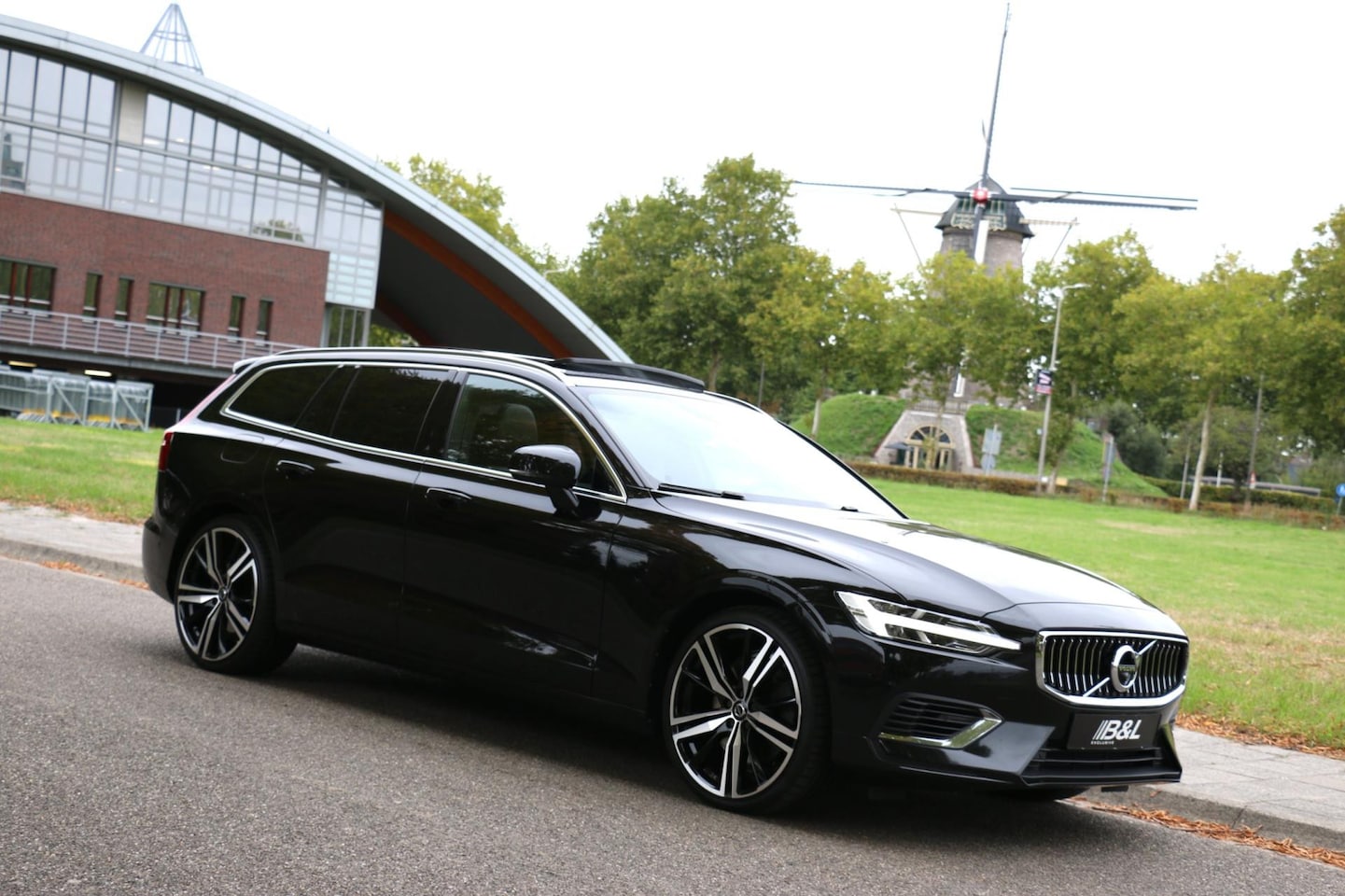 Volvo V60 - 2.0 T8 Plug-in Hybrid AWD Plus R-Line 310Pk Aut Full Options 1e eigenaar Panoramadak Trekh - AutoWereld.nl