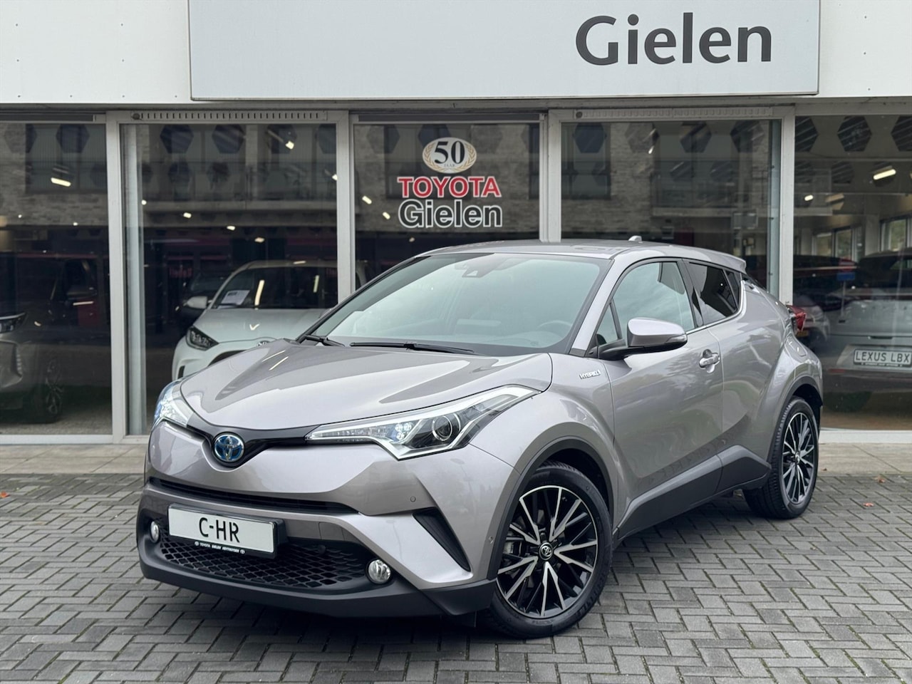 Toyota C-HR - 1.8 Hybrid Executive | Stoelverwarming, Navigatie, Keyless, Leer/Stof, 18 Inch - AutoWereld.nl