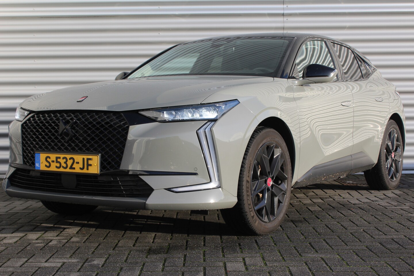 DS 4 - 1.6 E-TENSE 225PK PERFORMANCE LINE AUTOMAAT / NAVI / LEDER / CLIMA / FULL-LED / PDC / 19" - AutoWereld.nl