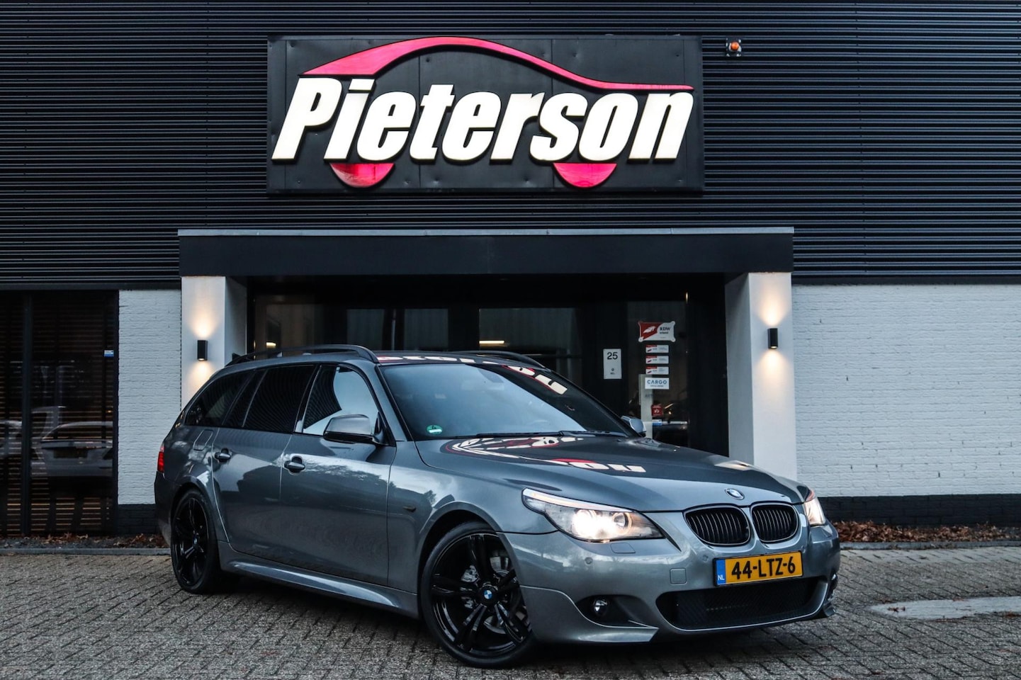 BMW 5-serie Touring - 520i M-Pakket NAP YOUNGTIMER XENON LEDER - AutoWereld.nl