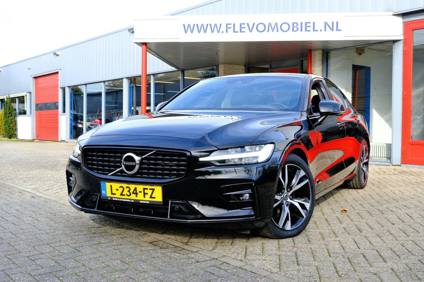 Volvo S60 - 2.0 B4 R-Design Aut. Navi|HarmanKardon|Half Leder|Cam|LMV - AutoWereld.nl