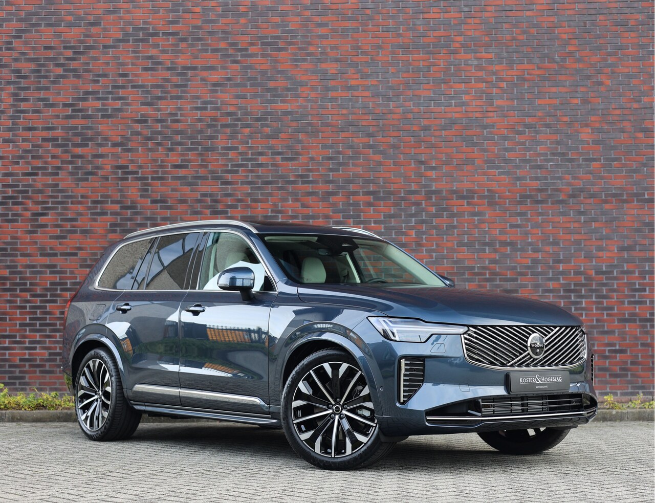 Volvo XC90 - T8 AWD Ultra Bright | Pano - Massage - B&W - Luchtvering - AutoWereld.nl