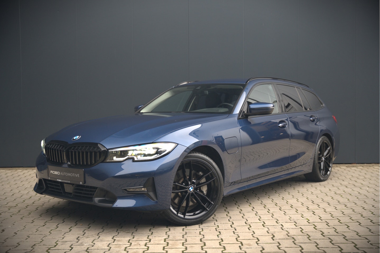 BMW 3-serie Touring - 330e High Executive Sportline | Keyless | PDC | Leer | Hifi | Ambiance Verlichting | Stoel - AutoWereld.nl