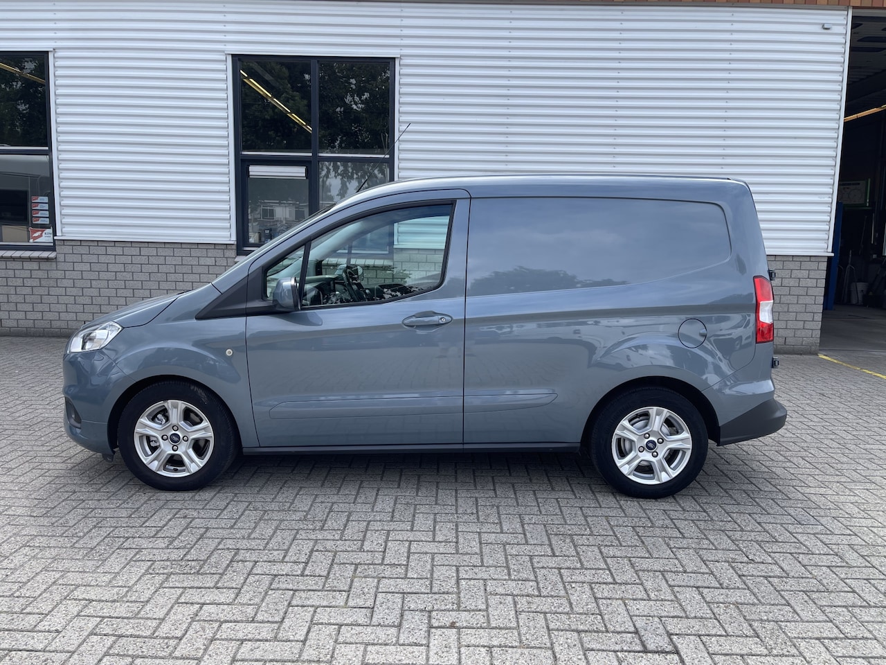 Ford Transit Courier - 1.5 TDCI Limited / euro 6 diesel / bpm vrij / vaste prijs rijklaar € 8950 ex btw / airco / - AutoWereld.nl