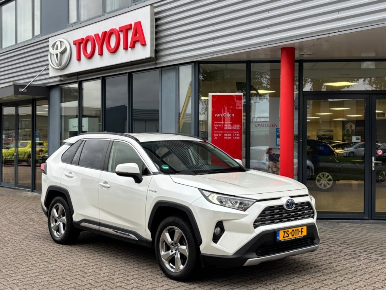 Toyota RAV4 - 2.5 Hybrid Style | NAV | LEDER | TREKHAAK | A.CAMERA | AD. CRUIS - AutoWereld.nl