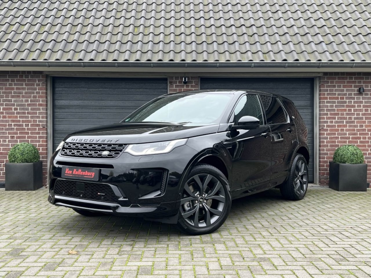 Land Rover Discovery Sport - P300E R Dynamic HSE AWD Black Pano 360 - AutoWereld.nl