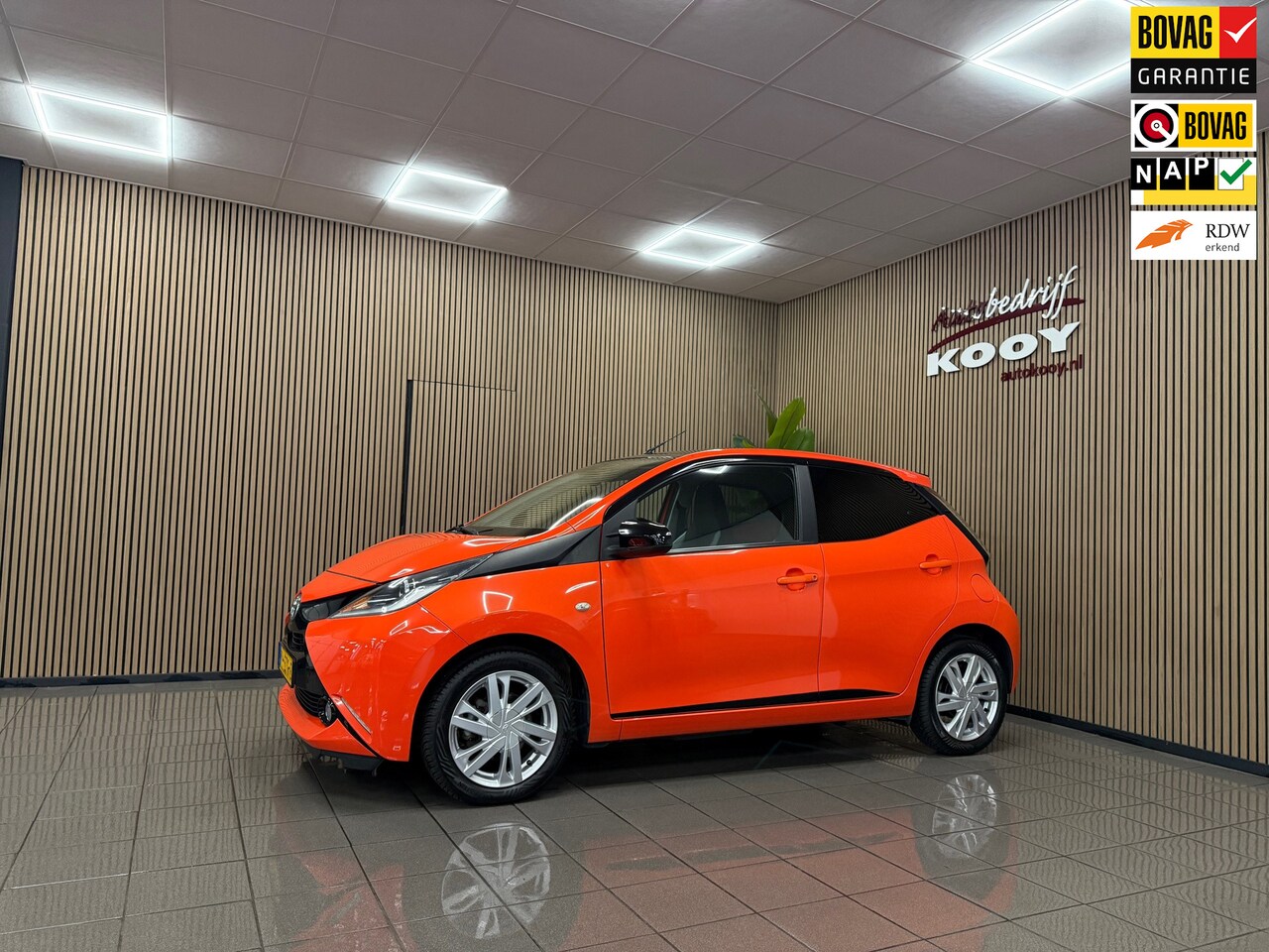 Toyota Aygo - 1.0 VVT-i x-sport * Navigatie / Camera / LM Velgen / NL Auto * - AutoWereld.nl