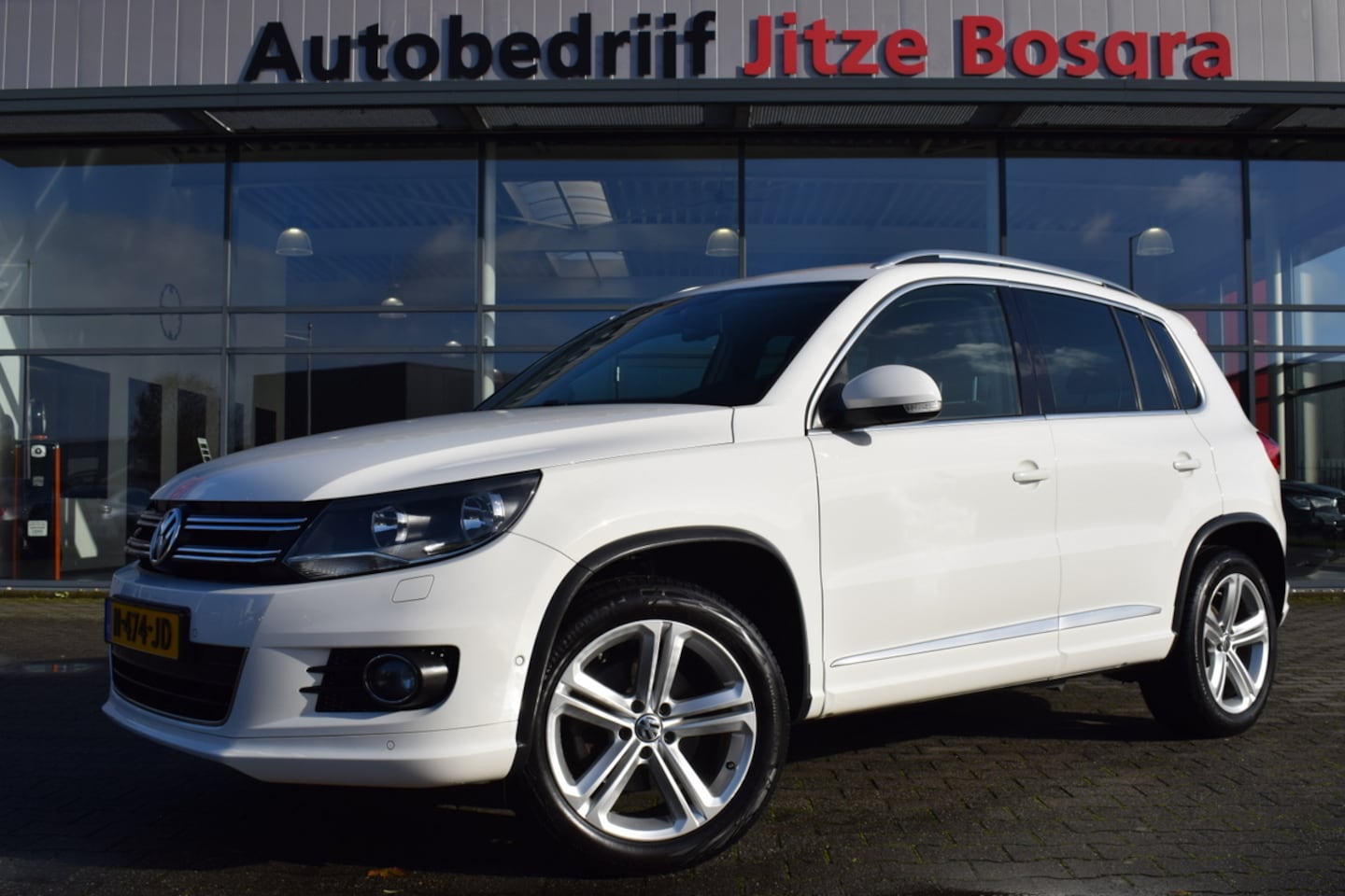 Volkswagen Tiguan - 1.4 TSi R-Line Edition Alcantara | Full Map Navi | Telefonie | 18 Inch LMV | Sportstoelen - AutoWereld.nl