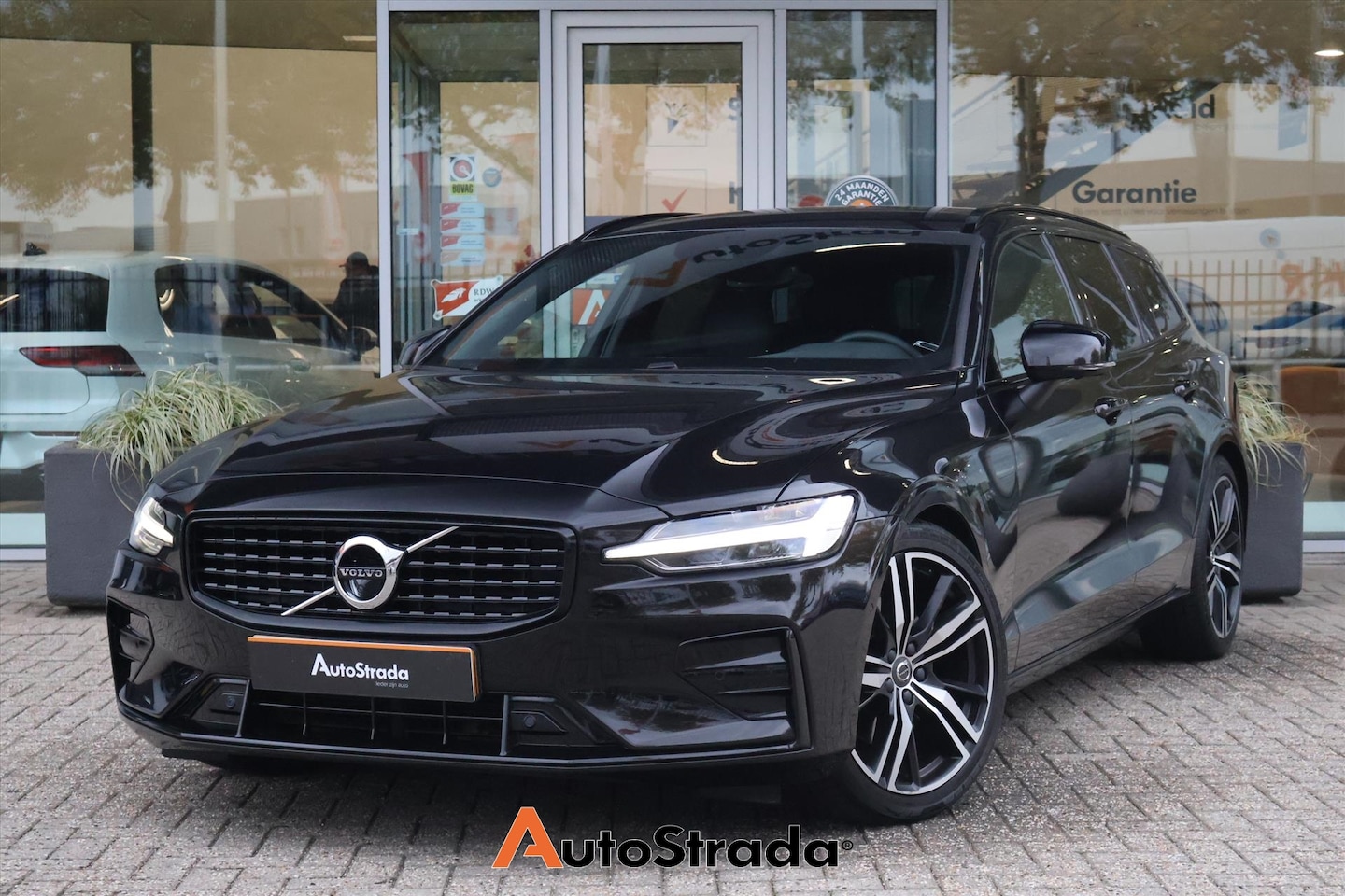 Volvo V60 - B3 R-Design 163pk Geartronic | 360 Camera | ACC | Stoelverwarming | Climate | Carplay | Me - AutoWereld.nl