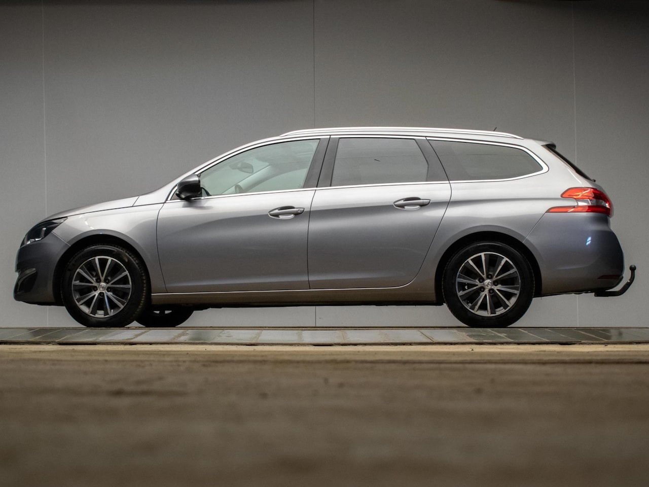 Peugeot 308 SW - 1.2 PureTech Blue Lease Premium Sport (PANORAMA DAK,APPLE CARPLAY,NAVI,360 VIEW,CAMERA,LED - AutoWereld.nl