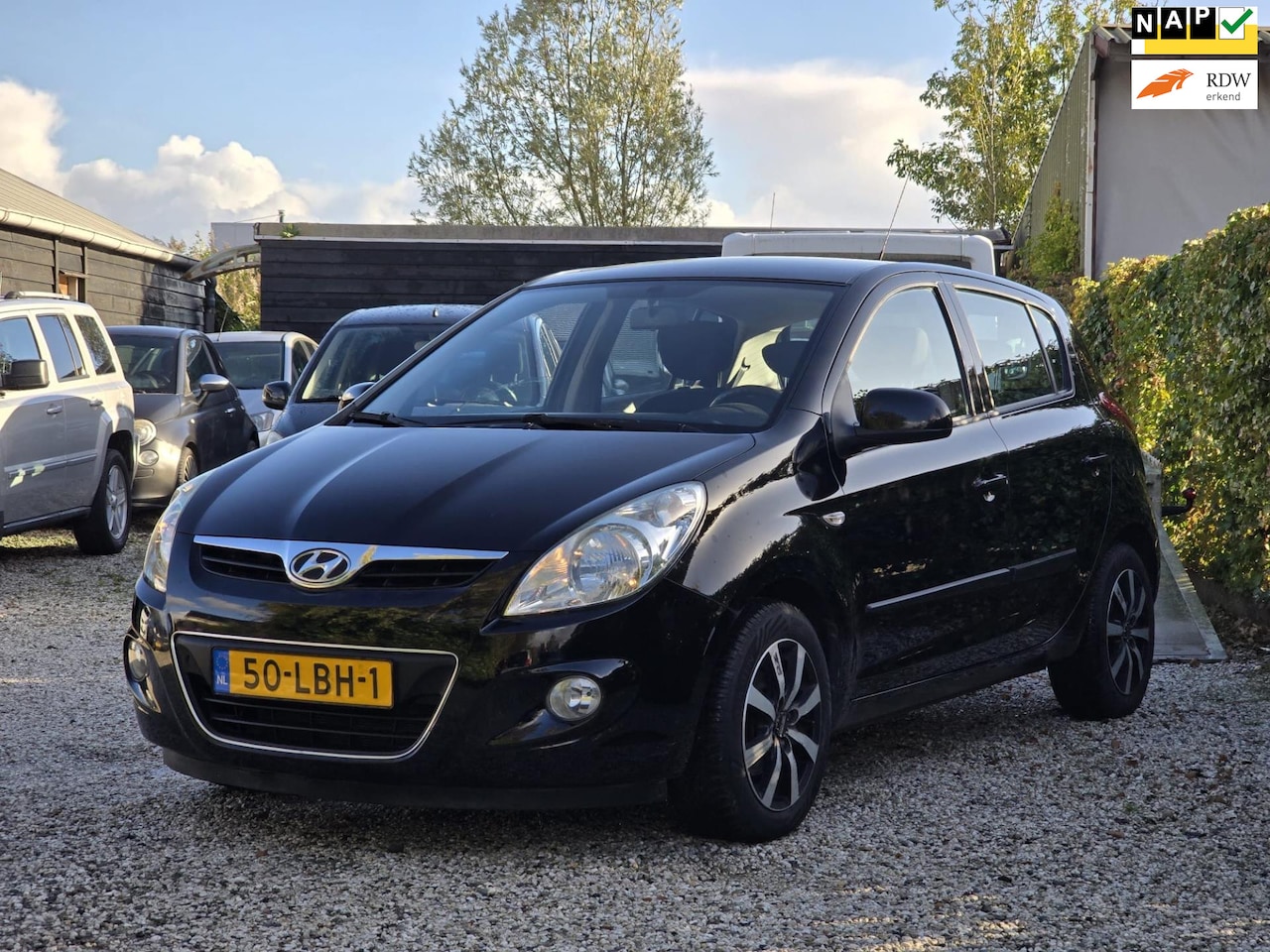 Hyundai i20 - 1.4i DynamicVersion Automaat/Airco/80.000km! - AutoWereld.nl