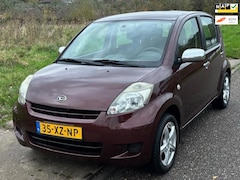 Daihatsu Sirion 2 - 1.3-16V Prestige Airco Electric pakket Audio/CD LMV 15" Colorpakket Afneembare trekhaak De