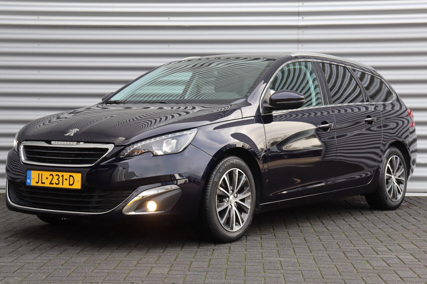 Peugeot 308 SW - 1.2 PURETECH 130PK / NAVI / LEDER / XENON / LED  / PDC / 16" LMV / PANO. DAK - AutoWereld.nl