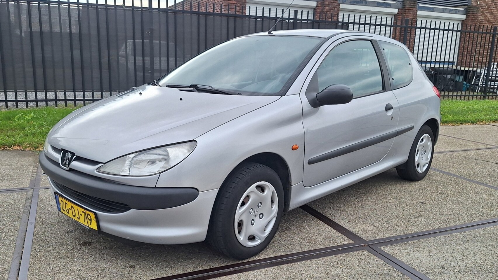 PEUGEOT 206