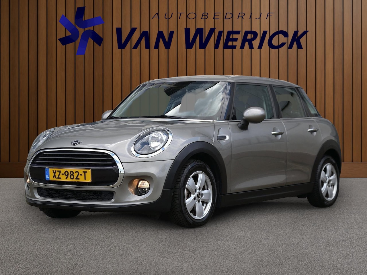 MINI Cooper - Mini 1.5 Business Edition 136PK | Navi | Cruise | Parkeersensoren - AutoWereld.nl