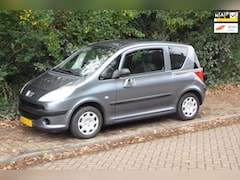 Peugeot 1007 - 1.4 Sesam Urban NWE APK TREKHAAK