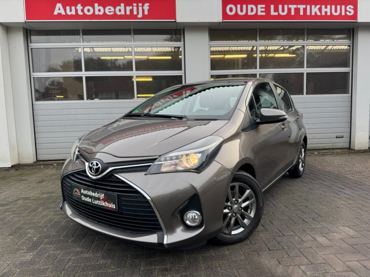 Toyota Yaris - 1.3 VVT-i Automaat Led Cruise Navi Airco Trekhaak - AutoWereld.nl