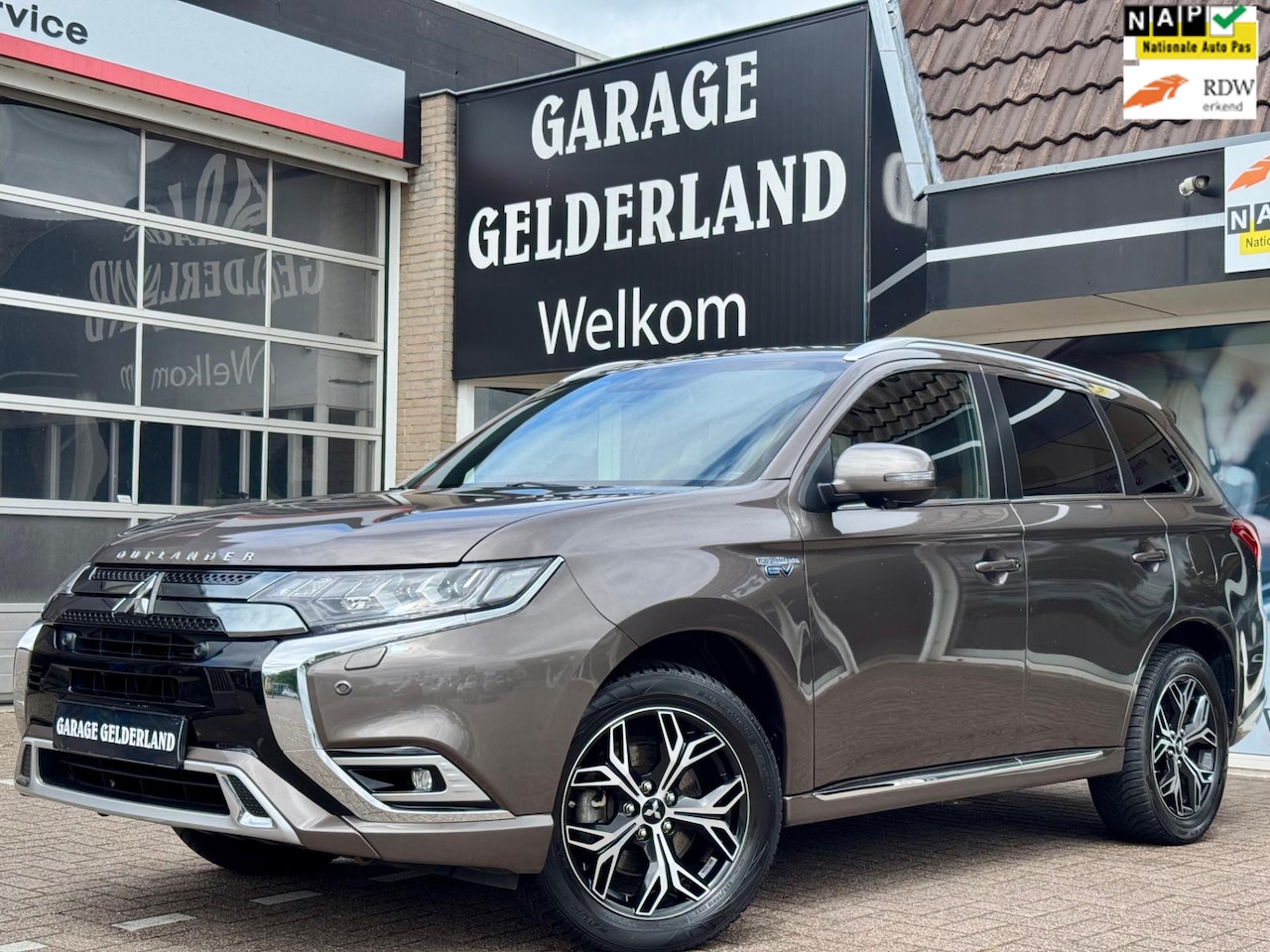 Mitsubishi Outlander - 2.4 PHEV INTRO | Volleder | Xenon | Apple/Android | Cruise | Climate | Pdc | Iso | Full-op - AutoWereld.nl