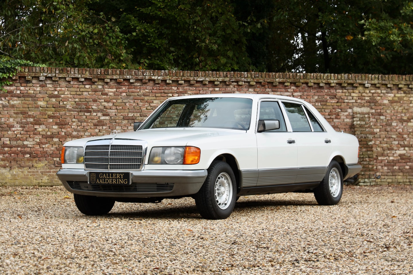 Mercedes-Benz 380 - SEL "Less than 13.000 miles" In remarkable "as new" condition - Completely original and pr - AutoWereld.nl