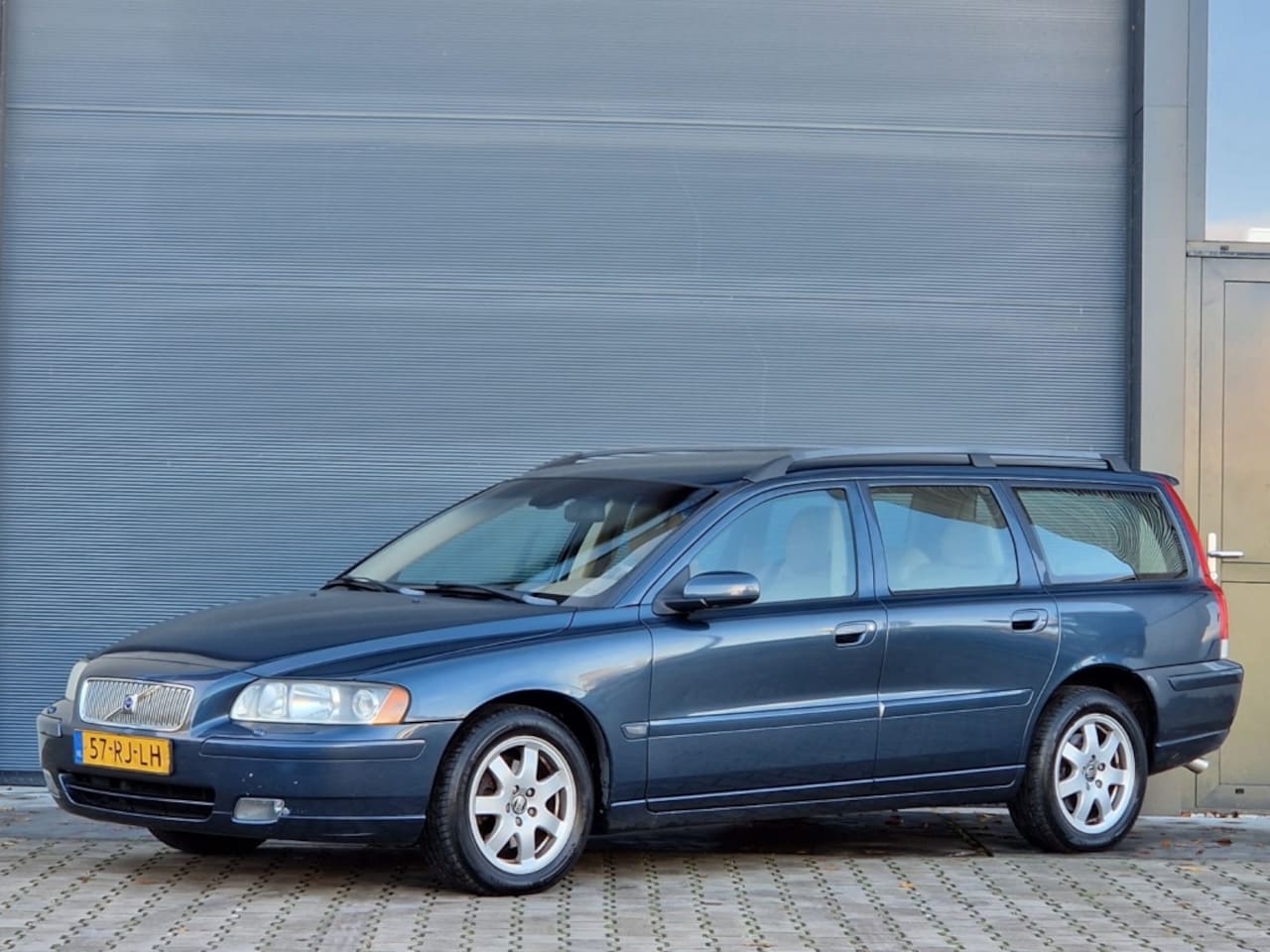 Volvo V70 - 2.4 Summum a/z onderhouden nwe apk 2026! - AutoWereld.nl