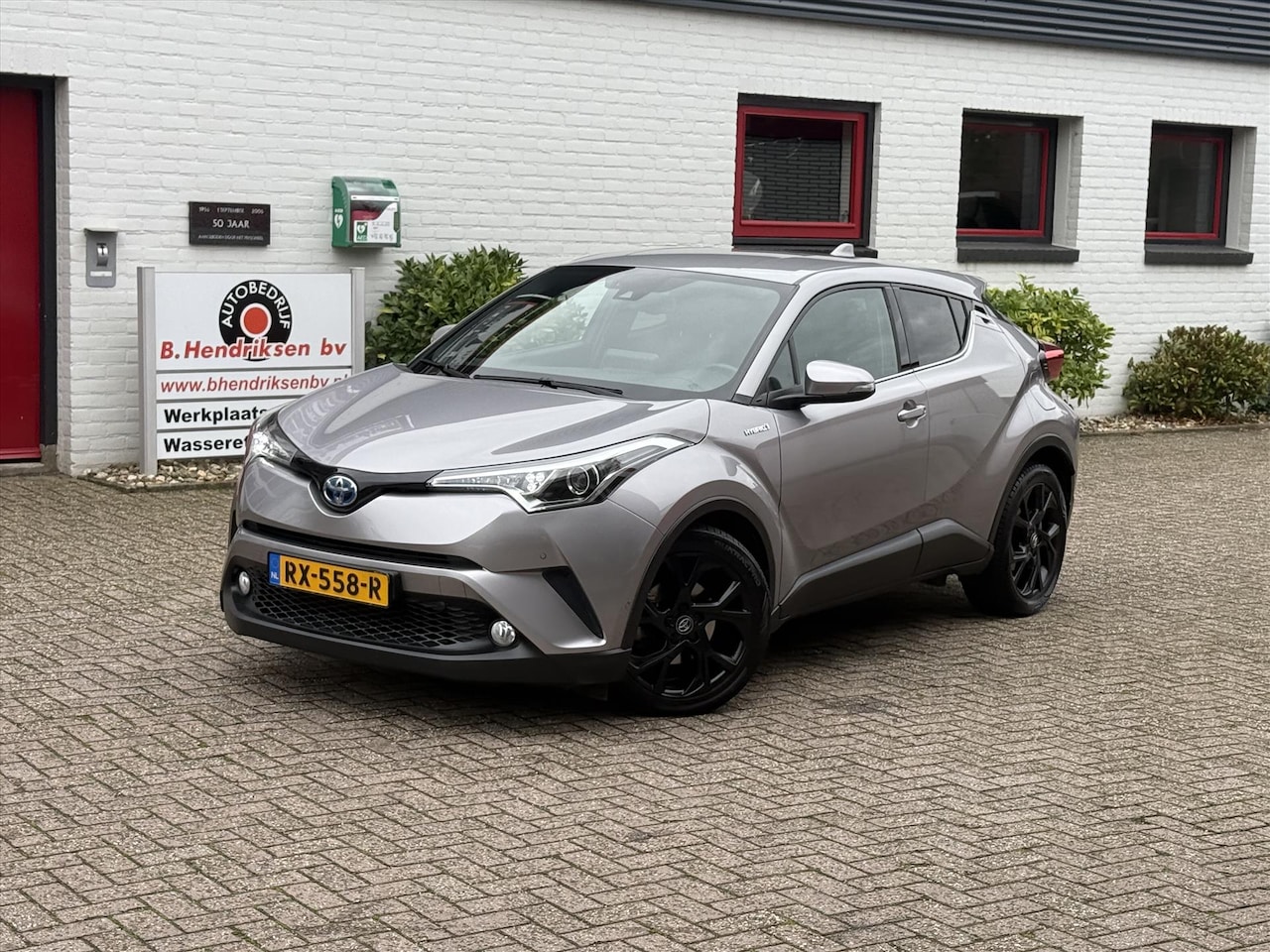 Toyota C-HR - 1.8 Hybrid 122pk CVT Black Edition/ Afneembare trekhaak/ All season banden/ Lederen bekled - AutoWereld.nl