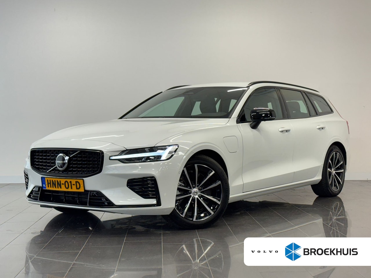 Volvo V60 - T6 Plug-in hybrid AWD Plus Dark | 360°-camera | Audio installatie premium | BLIS dodehoek - AutoWereld.nl