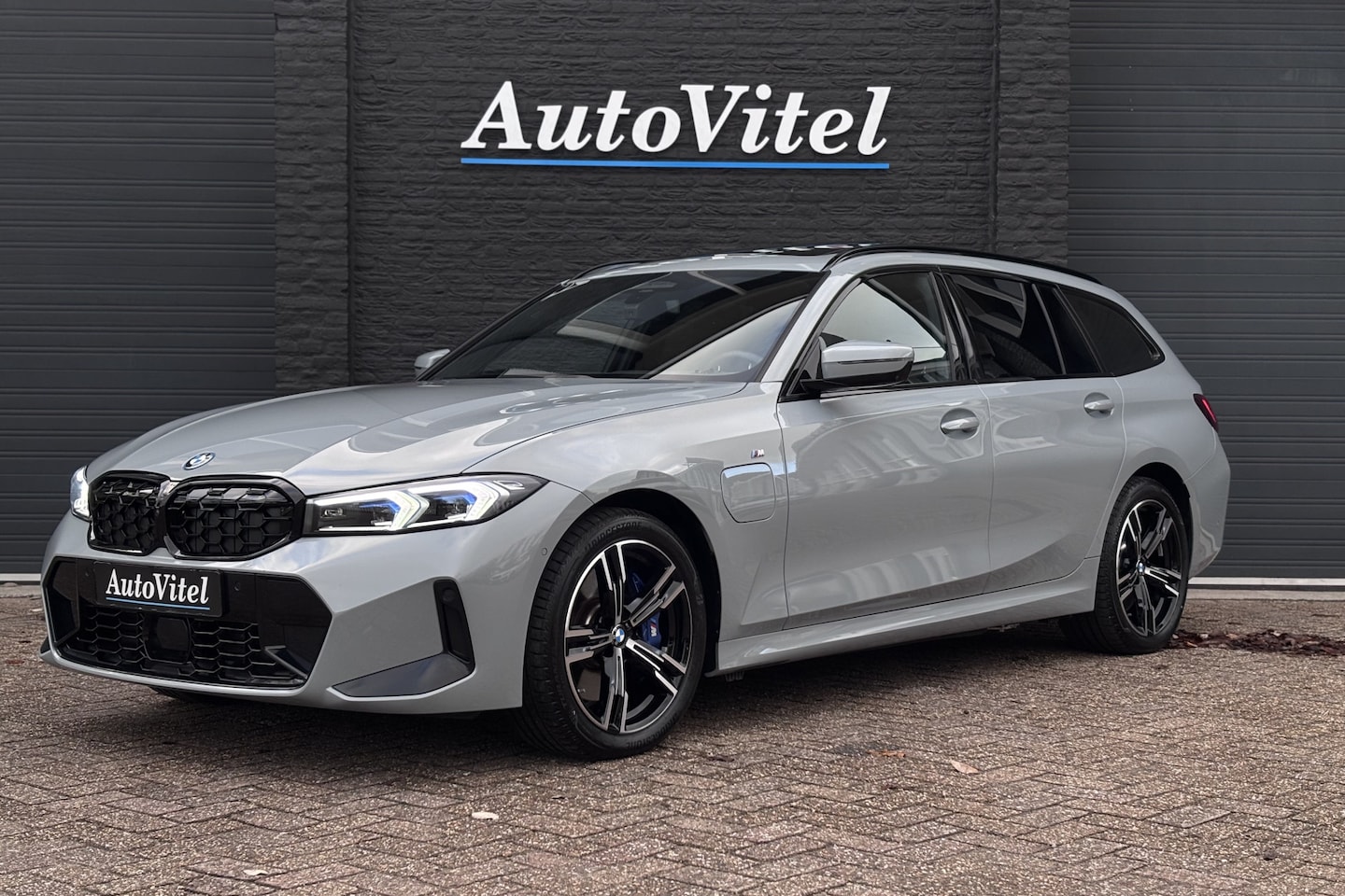 BMW 3-serie Touring - 330e M-Sport | 19,5kWh | Panodak | Head-up | Memory | Trekhaak | 360° Camera | Fabrieksgar - AutoWereld.nl