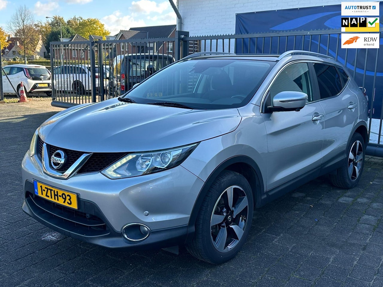 Nissan Qashqai - 1.6 Connect Edition / 360 CAMERA / NAVIGATIE / GLAZENDAK / TREKHAAK / NAP!! - AutoWereld.nl